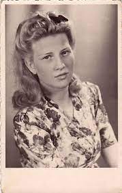 How Cute Is The Little Bow Tucked Into This 1940s German S Gal S Hair Bow Woman Hair 1940s Forties Vintage Hairstyles 1940s Hairstyles Retro Hairstyles