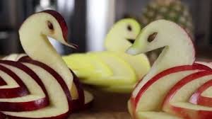 Hast Du Schon Mal Aus Einem Apfel Einen Essbaren Schwan Gebastelt An Apple Swan A Day Keeps The Doctor Away Apfel Lebensmittelkunst Apfel Kunst