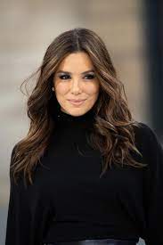 There are many incidents when she can be spotted in a clean look with a bun and color streaks that add a lot of glamor to her look. Pin On Moda