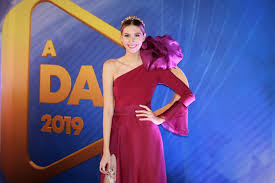 Az énekesnő nem úszta meg szárazon a bátorságpróbát, és mikor visszatért a táborba, a rajta lévővizespóló látványa beindította a férfiak fantáziáját. Dallos Bogi Wikiwand