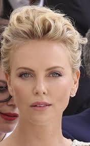 The charlizetheron community on reddit. Charlize Theron Charlize Theron Makeup Makeup Charlize Theron Source By Amylgolladay Charlize Theron Short Hair Short Hair Styles Charlize Theron Hair