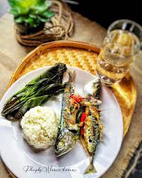 1 ekor ikan bersaiz besar, dilumur sedikit garam dan asam jawa bawang besar, dimayang bawang merah, dimayang bawang putih, diketuk halia, diketuk serai, diketuk lengkuas, dimayang cili kering, direndam dan dikisar dgn sedikit air santan air asam jawa garam. Lunchtime Nasi Putih Ikan Bakar Air Asam Pucuk Putat Lunchtime Nasiputih Ikanbakar Foodphotography Imcook Ph Food Photography Lunch Time Napkin Rings