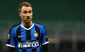 Game stops after christian eriksen collapses. Tribuna Expresso Grandes Jogos Eriksen E A Quarentena No Centro De Treinos Do Inter Ainda Pensei Ficar Com O Lukaku Ou Com Young Mas Era Muito Tempo A Dormir Num Sofa