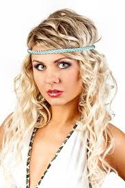 13 ocak 2019 kurzhaar frisuren geflochtenes stirnband için yorumlar kapalı. Romantisch Gelockte Frisur Mit Haarband Frisuren Mit Haarband Und Haarreif