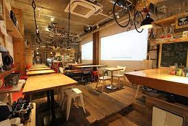 goblin 池尻大橋cafe店 池尻大橋駅から徒歩3分の好立地にある 白壁と木目床が心地良いカフェ バーです 天井高もあるひろがりのある空間は スチール ムービーを問わず撮影スタジオとしても最適な空間となっております カフェらしいスツールやチェアーを使用した