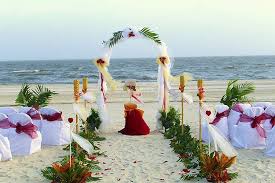 Los arcos florales, como decoración en bodas en la playa, son tendencia desde hace ya unos años. Bodas De Playa De La Arena Al Altar