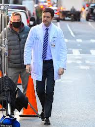Faces of fall, rosie o'donnell show, trl, donnie & marie show access. Joshua Jackson On The Set Of True Crime Series Dr Death In Nyc Daily Mail Online