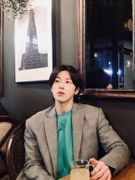 동방신기 멤버 유노윤호(본명 정윤호)가 수도권 '사회적 거리두기 2단계'에 따른 영업 제한 시간을 넘겨 밤늦게까지 식당에 머물렀다가 경찰 조사를 받고 있다. O7gv759sux4zrm