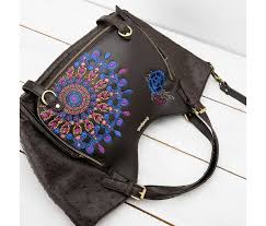 L'intento del brand è quello di vestire di colore uomini e donne anche in inverno, facendolo con tessuti e fantasie sempre più ricercati. Catalogo Borse Desigual Autunno Inverno 2015 2016