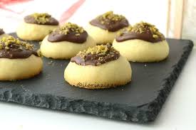 A questo punto poggiate lo sparabiscotti su una teglia da forno senza carta da forno e senza ungerla: Biscotti Di Frolla Montata Cioccolato E Pistacchi Ricetta Senza Sparabiscotti E Senza Sac A Poche Ilaria Zizza