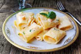 La ricetta delle penne al salmone con panna, un classico sempre buonissimo! Paccheri Al Salmone E Panna Ricetta Veloce
