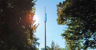 Un'antenna "bella da vedere" con elementi di arredo urbano e ...