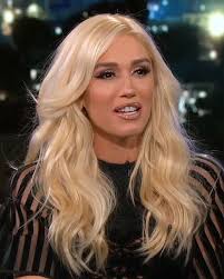 Gwen Stefani With Soft Curls Hair Style And Platinum Blonde Hair Color Platinumblonde Hairc Gwen Stefani Hair Platinum Blonde Hair Color Platinum Blonde Hair