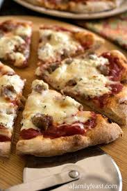 Pizza A La Saucisse Et A La Ricotta En 2020 Recette Facile Ricotta Recette Ricotta
