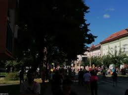Kiadók névjegy adatvédelem feltételek súgó névjegy adatvédelem feltételek súgó Kiugrott Egy Tizenegyemeletesbol Egy Fiatal Ferfi Celldomolkon