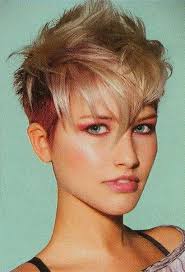 I capelli scalati 2022 sono una tendenza assoluta e, non a caso, molti dei tagli di capelli corti più belli dell'anno sono proprio sfilati e . Undercut Donne Il Taglio Rock Foto 8 20 Stylosophy