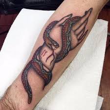 Alcuni preferiscono il serpente attorcigliato intorno a un oggetto, come una spada o un teschio, per aumentare il suo. Tatuaggio Braccio Serpente Mano Di Cloak And Dagger Tattoo