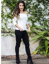 How To Dress When You Are 5 Feet Tall Or Under Jeans For Short Women Petite Outfits Tall Women Fashion