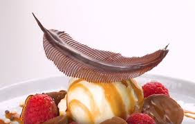Une créativité à l'infini, des saveurs exceptionnelles, le plaisir de travailler des produits de pays aux noms qui font rêver : 9 Decors En Chocolat Pour Epater Vos Amis La Recette
