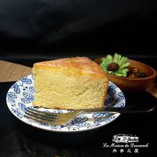 摘自： #戳链接# 戚风蛋糕是英文chiffon cake的音译名词，大家可以查一下chiffon的中文释义——如绸缎一般柔软。 所以，戚风蛋糕的口感是异常的松软，膨胀后的体积是一般蛋糕的2倍，水分高、组织膨松、味道清雅。 ä¸¹éº¥ä¹‹å±‹ è€å¥¶å¥¶æª¸æª¬è›‹ç³• è¦çš®è³¼ç‰©
