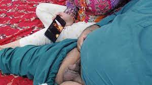 Pakistani Real Husband Wife Watching Porn on Mobile and having Sex with  Clear Hindi Audio - Pornhub.com