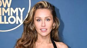 Taylor Swift 'helps' host for Golden Globes gig