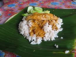 Nasi kerabu biasa (normal), putih (white), hitam (black nasi berlauk is rice served with fish or chicken and vegetables cooked with turmeric and galangal. Eats 66 Lorong Mok Pear