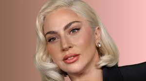 Lady Gaga és vőlegénye ellopták a show-t a vörös szőnyegen, káprázatos  szettben fotózták az énekesnőt