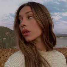 Samantha Hines's Instagram, Twitter & Facebook