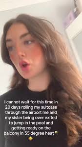 Aimee Springt in Pool