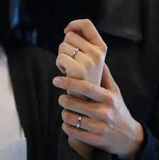 Tak sedikit dari mereka juga mengomentari tangan wanita tersebut yang terlihat lebih tua. La Verdad2 Fotografi Tunangan Foto Pertunangan Foto Tunangan