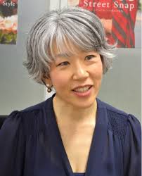 18歳からの白髪染めをやめたら自由になれた グレイヘアを育てた女性が乗り越えた葛藤 グレイヘア 白髪染め グレー ヘアスタイル