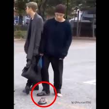 A Fact Taehyung Doesnt Like Wearing Shoes He Is More Of A Comfortable Style Guy And Prefers To Stay Bare Feet Anyone Comfortable Fashion How To Wear Style