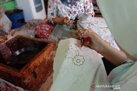 Download now ondel ondel tarian khas betawi di porseni 2015 tk al hanifiyah bekasi juara umum. Mengenal 40 Motif Batik Betawi Terogong Di Jakarta Selatan Antara News