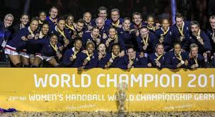 Pekeler marque sur montée de balle dans le but vide mais les bleus ont bien résisté en double infériorité numérique (44e). Handball Championnat Du Monde F La France Avec Le Danemark Et L Allemagne