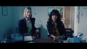 «аферистка» — криминальная комедия 2020 года, снятая дж. All Of Rosamund Pike S Stylish Villain Outfits In I Care A Lot