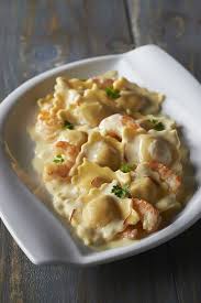 Ravioli Pesto Mozzarella Et Leur Creme Safranee Aux Crevettes Sautees Recettes De Cuisine Recettes De Cuisine Illustrees Recette Ravioli