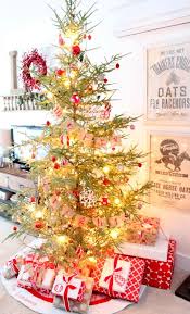 Red and white mugs and tins wwill be amazing for christmas or valentine's day. 33 Cozy Red And White Christmas Decor Ideas Digsdigs