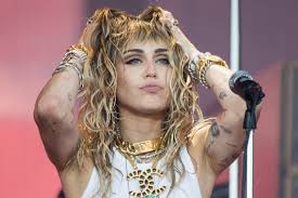 On monday, the slide away singer unveiled a new look for 2020 while the front and sides of cyrus's hair are decidedly shorter than the back, however, the contrast is less harsh than original versions of the retro haircut thanks to. Miley Cyrus Gets Modern Mullet Haircut Photos Allure
