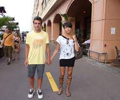 O al menos es la que esponsoriza el casco del asturiano y no se suele sponsorizar un fabricante de cascos y utilizar otro. Fernando Alonso Presume De Relacion Con Su Ex Raquel Del Rosario Loc El Mundo