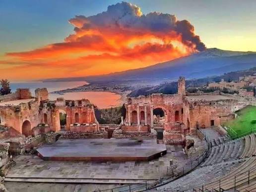 Eruzione Etna vista dal Teatro Antico