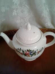 Décor de fleur blanches sur un fond bleu. 350 Vintage China And Porcelain Ideas Vintage China Vintage Porcelain