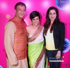 Mandira bedi lost her self at last rites of her husband raj kaushal funeralwelcome to bolly wrap where we serve you the latest news,views and gossip about bo. Inaugration Of Mandira Bedi S New Sari Store Photos Filmibeat