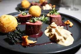 Vi utökar ständigt vårt sortiment av rökt viltkött. Hjortinnerfile Med Kantarellsas Catarina Konigs Matblogg