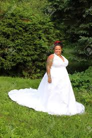 Ich biete hier ein wunderschönes, ungetragenes weißes brautkleid zum verkauf an! Schone Frau Ethinic Mit Tattoos Und Piercings Tragt Ein Weisses Hochzeitskleid Im Freien Lizenzfreie Fotos Bilder Und Stock Fotografie Image 30809191