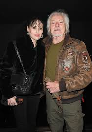 Hugues aufray et sa femme. Hugues Aufray Heureux Avec Sa Maitresse Muriel Dans Leur Nouvelle Maison Purepeople