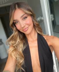 Andrea Baeza's Instagram, Twitter & Facebook