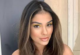 Munik Nunes radicaliza no visual e mãe não aprova: \"Não tem vergonha?\"