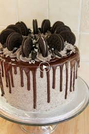 Un Gateau Au Chocolat A 3 Couches Avec De La Creme Au Beurre Oreo Un Egouttement Au Chocola Gateau Chocolat Idee Gateau Recette De Gateau D Anniversaire