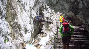 Mal geht es direkt am wasser entlang, mal blickst du fast aus der vogelperspektive von oben auf den grünen und türkisfarbenen see. Wanderung Durch Die Hollentalklamm Auf Den Berg De